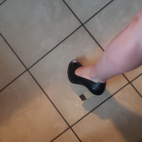 BCBG square chuck heal, open toe gorgeous shoes! - Picture 3 of 8